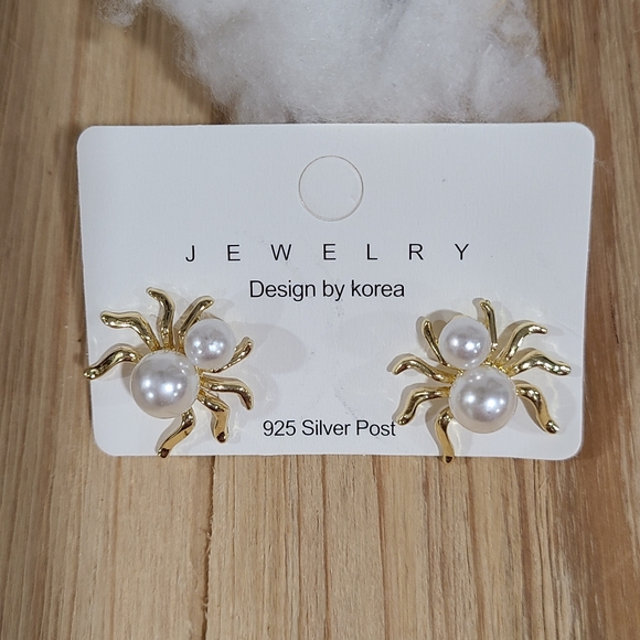 🕷🕷NEW🕷🕷GORGEOUS!! Faux Pearl Spider Earrings in 925 Silver Posts - Picture 8 of 16
